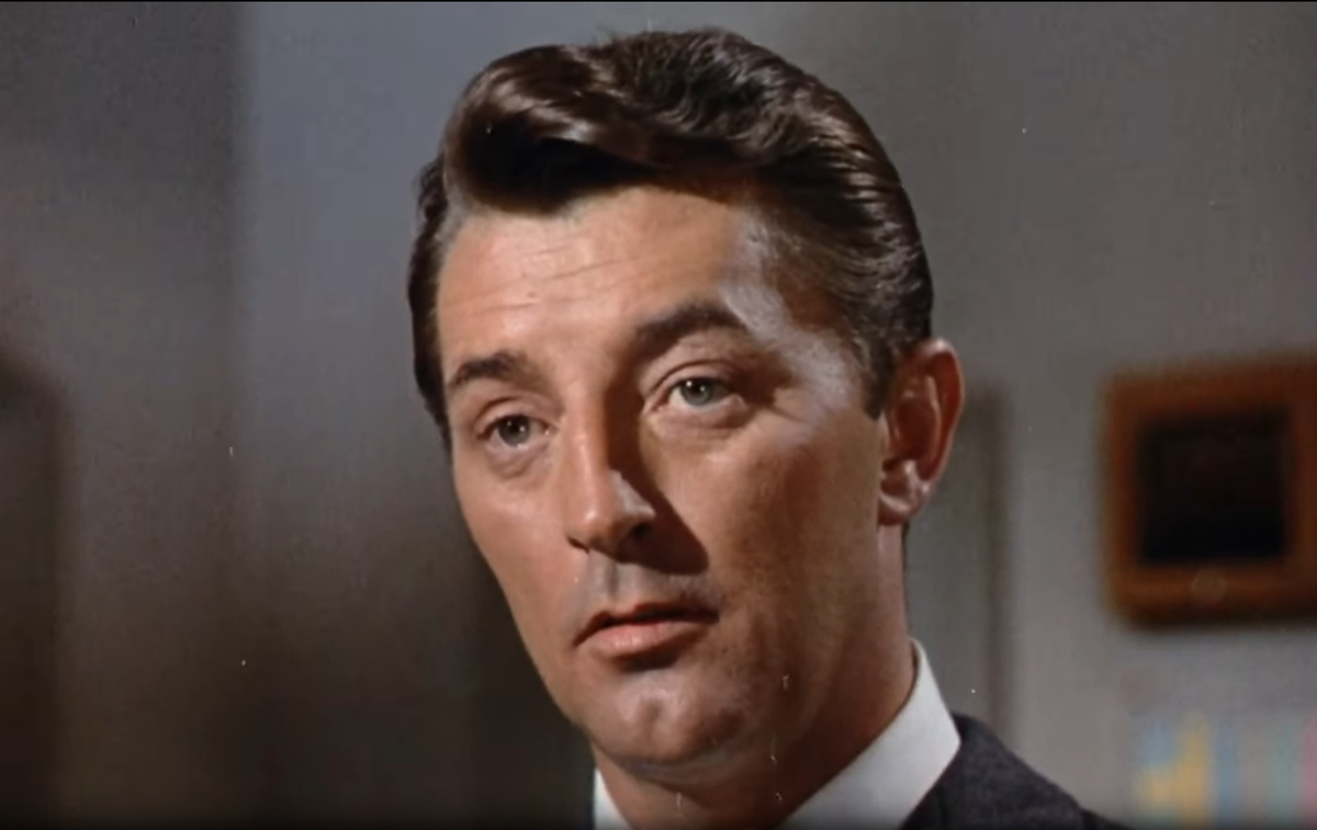 Обаятельный, привлекательный и талантливый Роберт Митчум сыграл секретаря таинственного богача в шпионском нуаре "Иностранная интрига" режиссёра Шелдона Рейнольдса