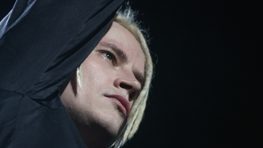 Ярослав Дронов (также известен как SHAMAN) — российский певец, композитор и поэт.
Он является автором патриотических композиций «Встанем!» и «Я — русский». В прошлом — финалист телешоу «Голос».
По словам Ярослава, он написал около двухсот песен, но выпускать их не планирует.
В 2022 году исполнитель стал самым популярным и обсуждаемым музыкантом в рунете и на телевидении, а также завоевал премию MUSIC BOX GOLD в номинации «Золотой хит». Фото доступное в ресурсах интернета.