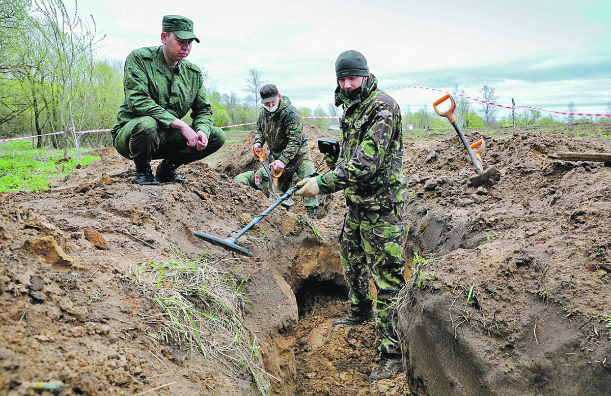 Более 80 лет прошло с момента, когда здесь отгремели бои, а работать приходится с осторожностью, словно это случилось вчера. Фото: Антон СТЕПАНИЩЕВ/ИД "Беларусь сегодня"