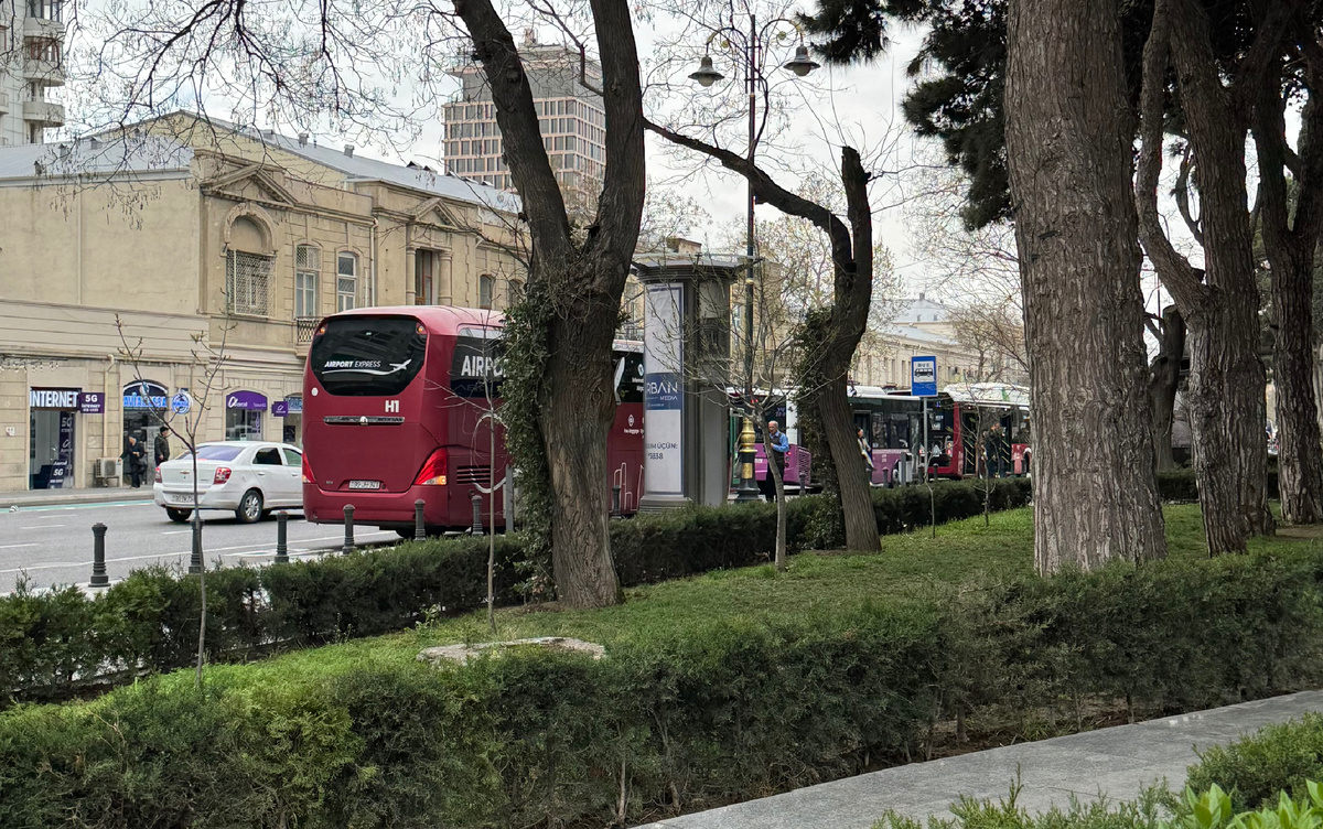 Автобус из аэропорта доезжает до центра города 