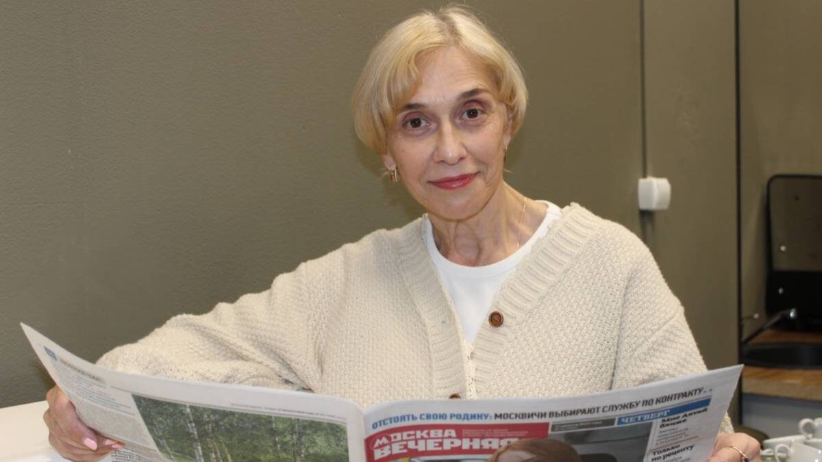    Галина Шевякова читает газету «Вечерку» / Фото: Андрей Объедков