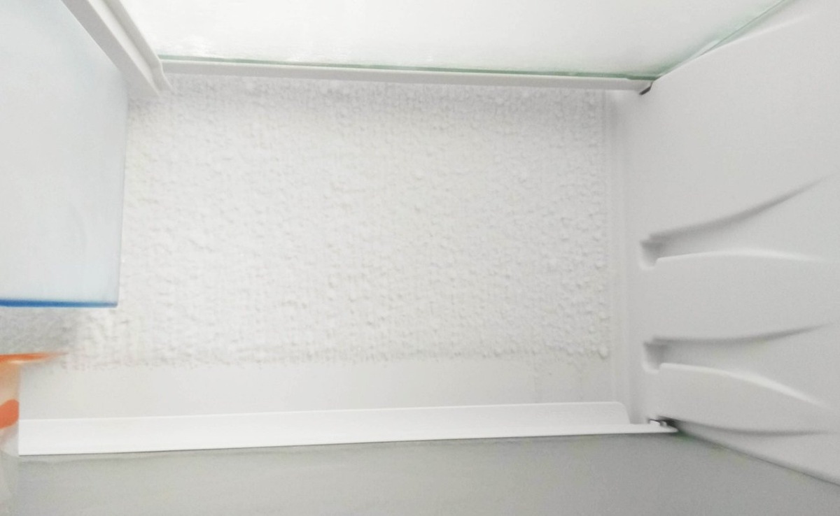 Наледь никогда не появится на задней стенке холодильника: поможет полотенце или тряпка / Фото: Pogovorim.by