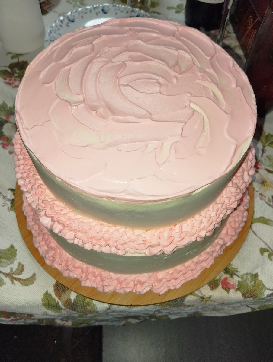 Это ее вкуснючий торт. Я такие делать не умею даже.