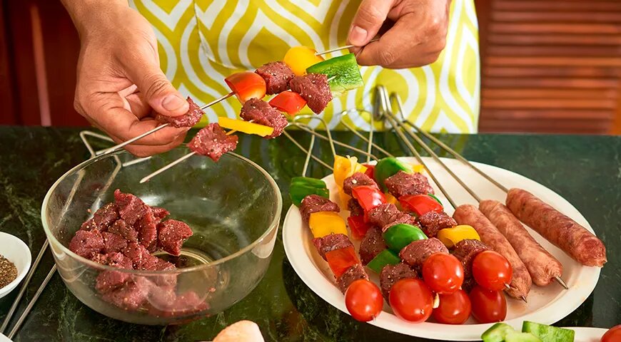   Для шашлыка в духовке мясо можно резать крупнее, чем для мангала (Shutterstock/FOTODOM)