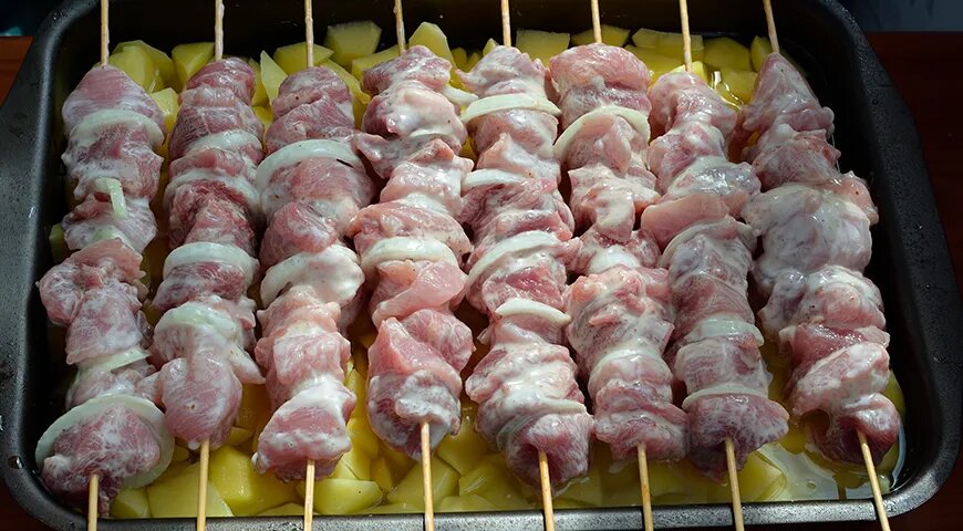   Шпажки подгорят значительно меньше, если перед использованием замочить их в теплой воде на 30-60 минут (Shutterstock/FOTODOM)