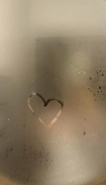 Это изображение я свистнула из интернета. Я ещё не настолько смелая и отчаянная, чтобы публиковать собственные селфи в зеркале ванной комнаты, даже если зеркало запотело. 