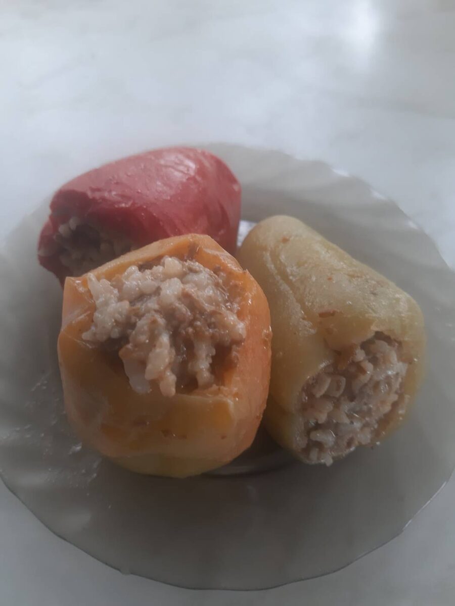 Люблю готовить перец и зимой и летом ,быстро и вкусно. Летом для фаршировки использую свежий перец, а зимой маринованный целиком