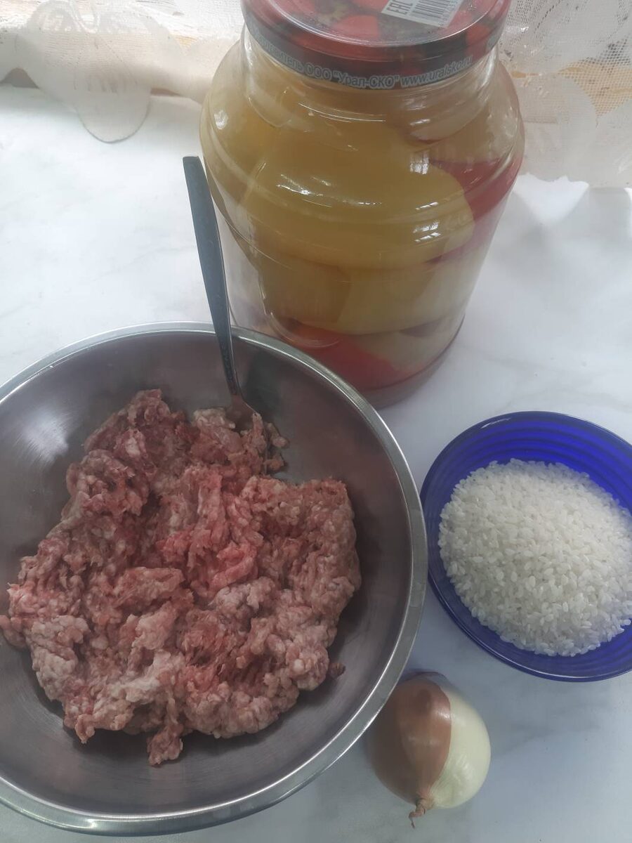 Нам понадобится фарш  свино-говяжий, луковица, рис, и перец болгарский