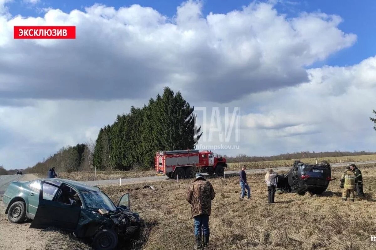    Четыре человека пострадали в лобовом столкновении в Дедовичском районе
