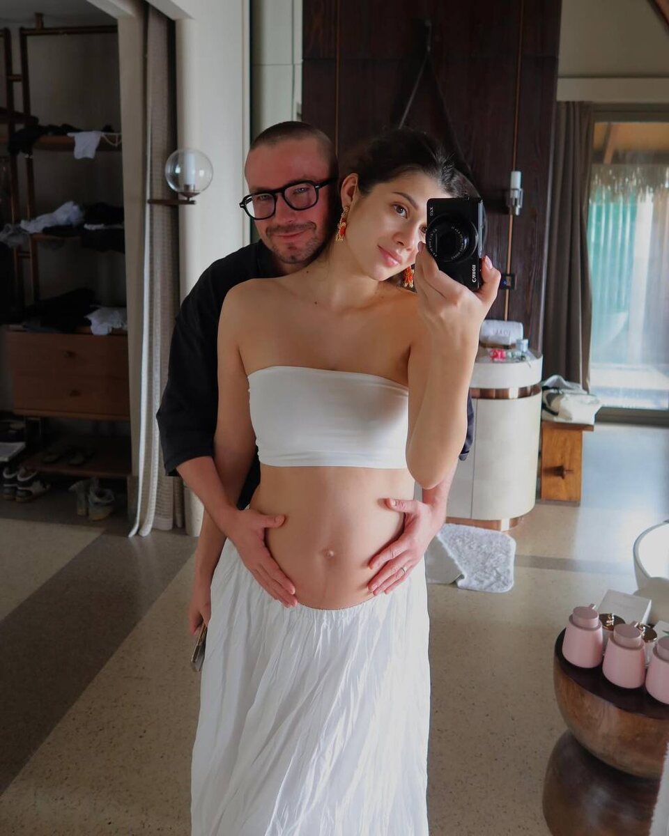    Александр Петров и его жена Виктория стали родителямиСоцсети