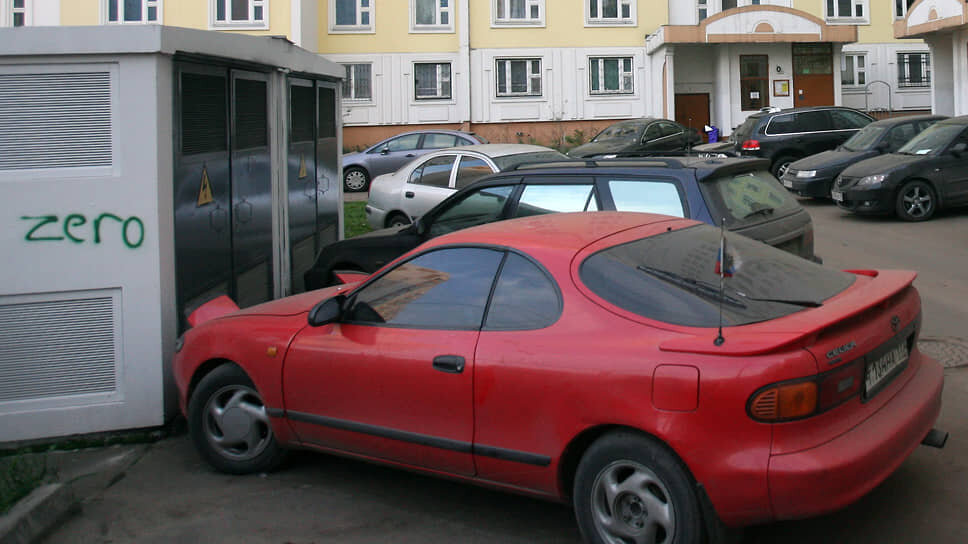 В проектах точечной застройки чиновники позволяют девелоперам экономить на машино-местах, ориентируясь на коэффициенты, признанные незаконными.📷Фото: Валерий Мельников / Коммерсантъ