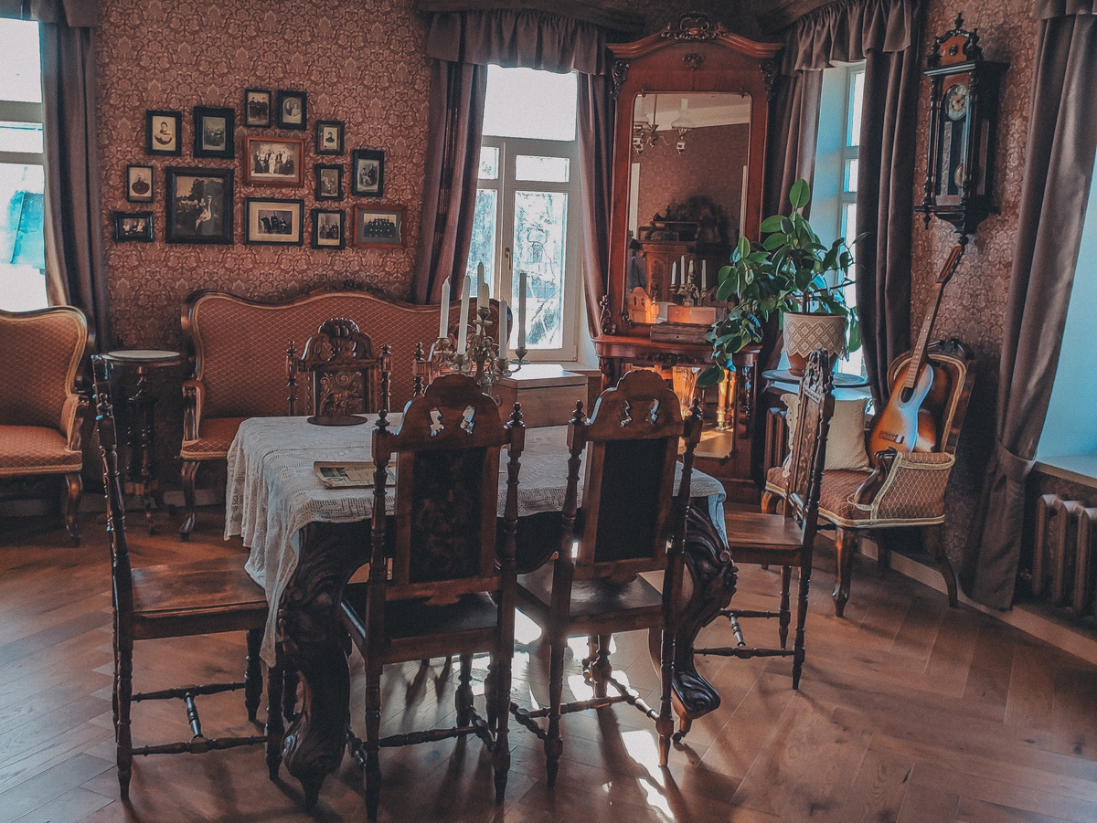 «Дом с добром» / Кремлёвская площадь, 4