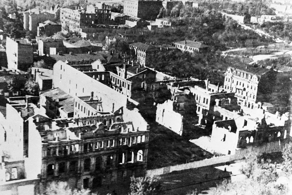  Разрушенные дома на проспекте им. Карла Маркса после освобождения Днепропетровска от немецко-фашистских захватчиков.