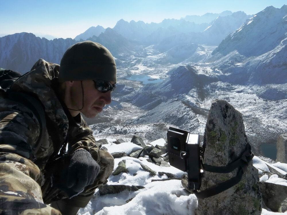 © Данил Барашков. Установка автоматических камер вовремя экспедиции.