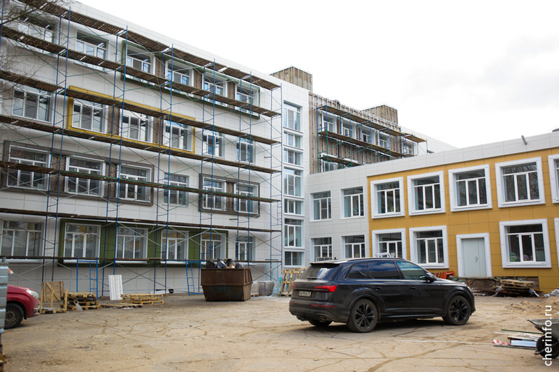    В школе № 9 на Юбилейной, 11 уже отремонтировали кровлю, библиотеку, пищеблок, актовый и спортзалы, санитарные комнаты