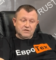 «Мы впервые представляем и себя, и краснодарских промышленников на столь «высоком» мероприятии с участием топов крупнейших горнодобывающих компаний и первых лиц государства. С теми, кто реально влияют на повестку и работу всей этой важнейшей для страны отрасли,» — рассказывает Игорь Денисенко — генеральный директор ГК «ЕвроТех». – «Наша компания давно сотрудничает с горнодобывающими предприятиями России и Казахстана в рамках механизации процессов добычи и переработки ресурсов.»