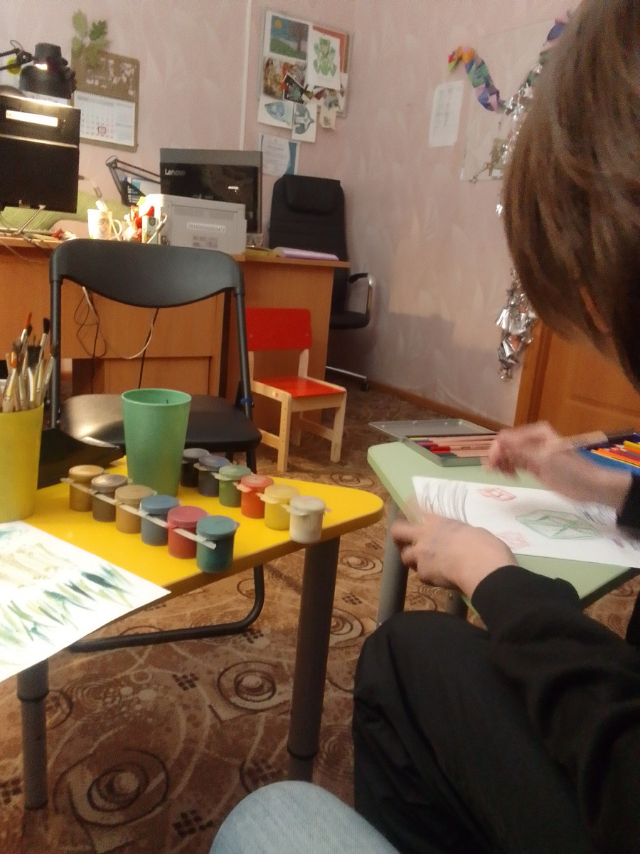 В кабинете у психолога очень уютно. На потолке висит диско-шар. Надо будет спросить потом для чего🤭