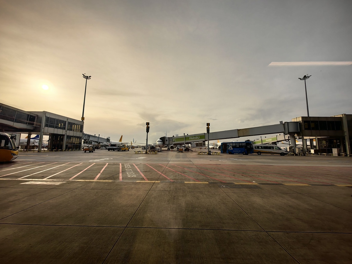 Фото героев публикации не будет, поэтому вот рандомные кадры из Стамбульского аэропорта Сабиха Гёкчен