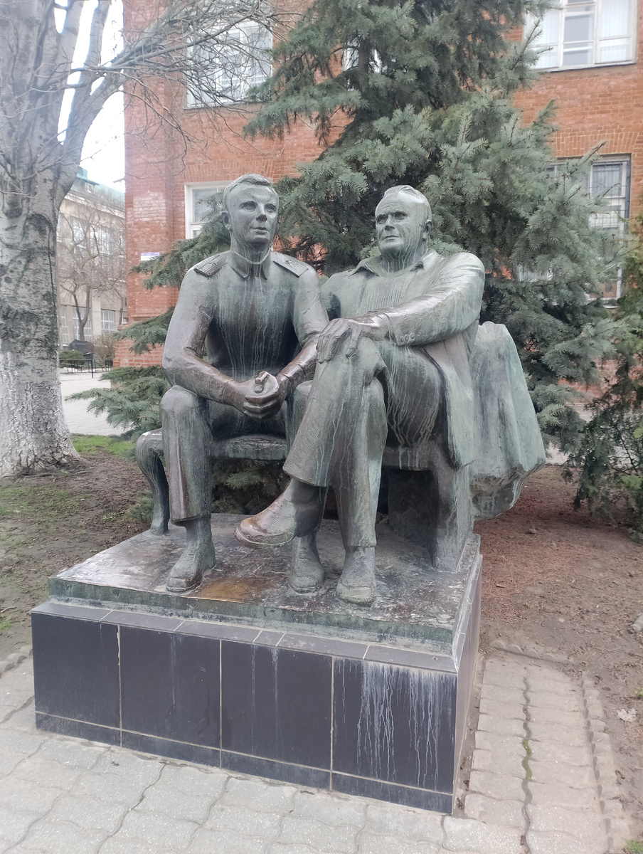 Гагарин и Королёв Чехова 22 Таганрог (личное фото автора)