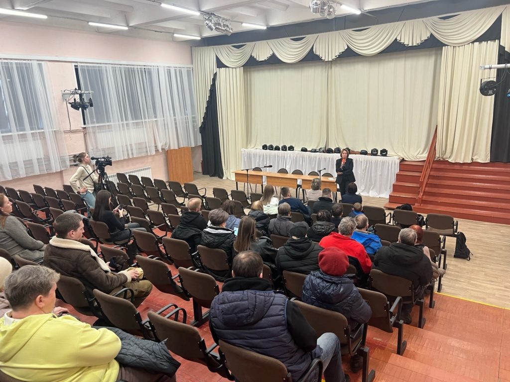 Наталья Кармазина на встрече с пудожанами по вопросам местной спортшколы. Фото: «Республика»/Илья Лапухин  📷
