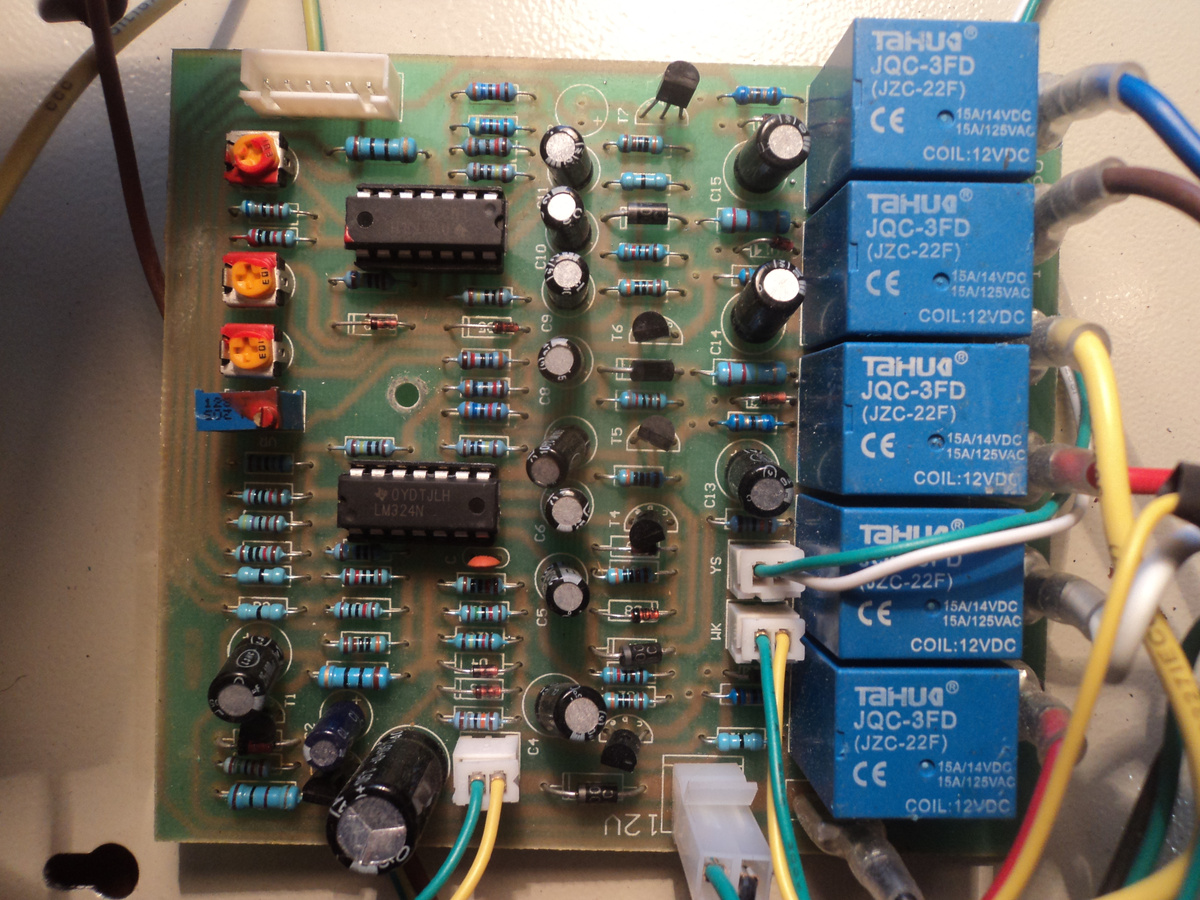 Плата управления стабилизатора. Всё фото автора.