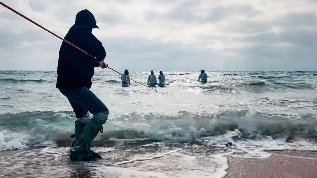    Волонтеры собирают мазут на берегу и в море. Фото: из архива Никиты Захарова