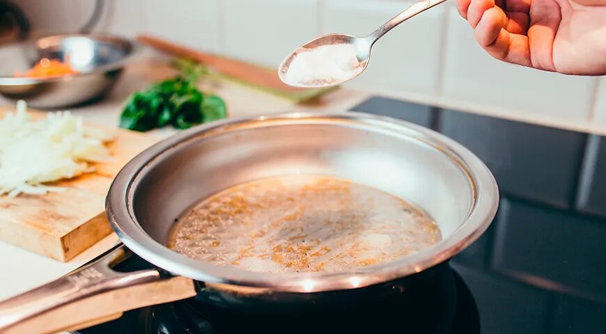   Уксус и сода — популярный в народе способ удаления нагара (Shutterstock/FOTODOM)