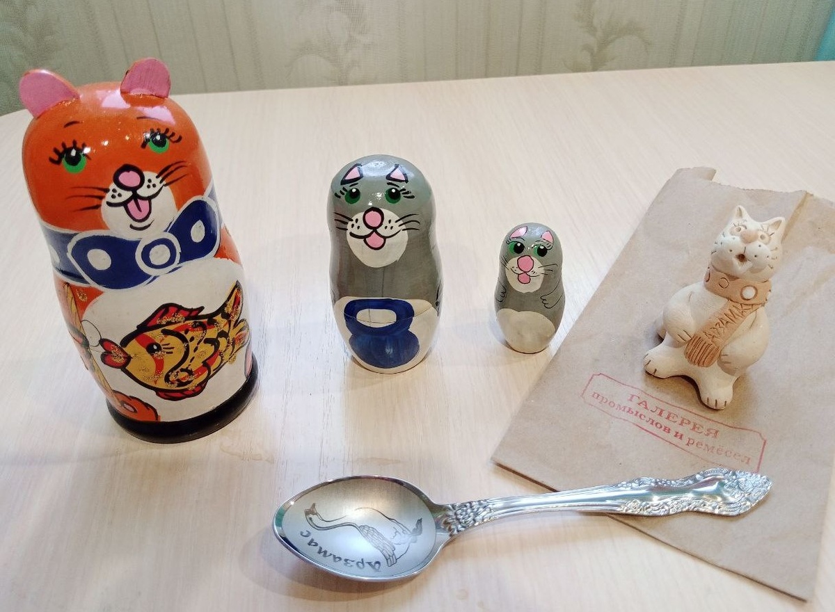 Милый котик из "гнилого мрамора", ложка Павлова (производство завода им. Кирова) и Матрешка (техника росписи "полхов-майданская"). 