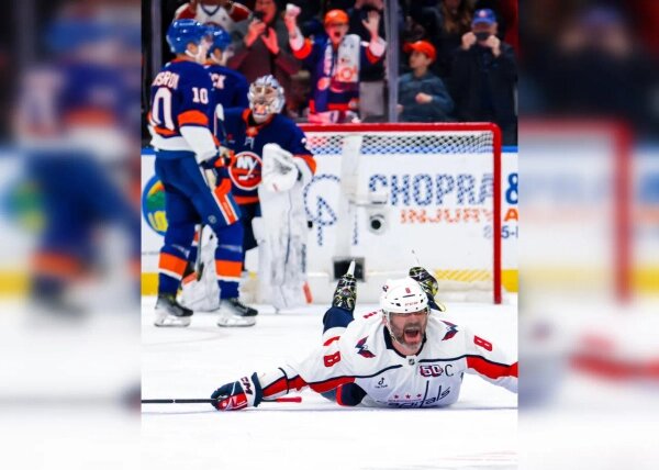 Александр Овечкин празднует 895-ю шайбу в НХЛ. Обложка © X / «Вашингтон Кэпиталз»