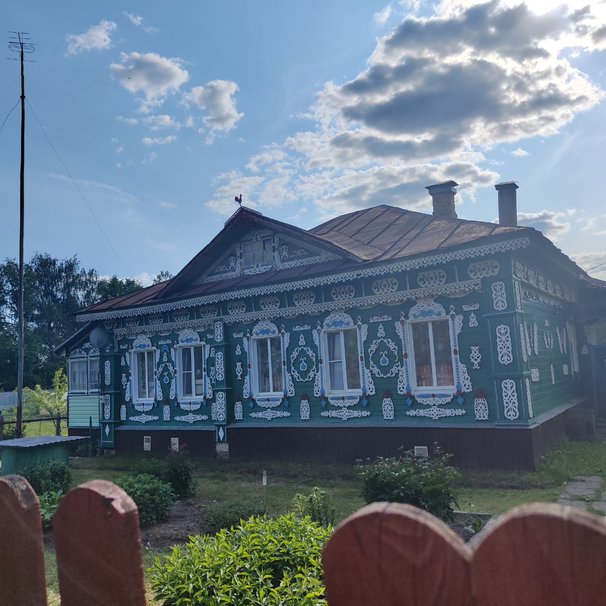 Красивый дом в родовой деревне. Фото автора