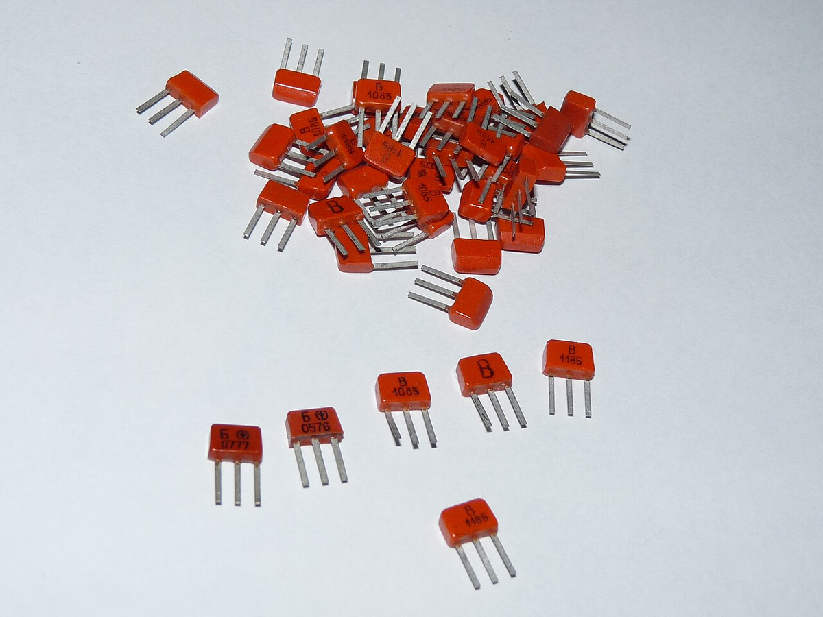 КТ315 и КТ361  Фото: Википедия