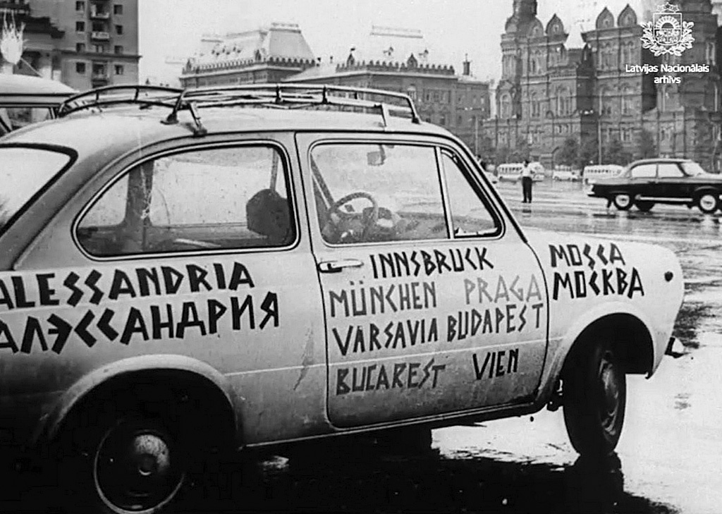 Кадр из фильма Гунара Бинде «Hallo, Maskava!». Многие автомобили, приезжавшие в СССР, как этот Fiat-850, несли на себе надписи и различную символику. Советским автомобилистам подобное строго запрещалось.