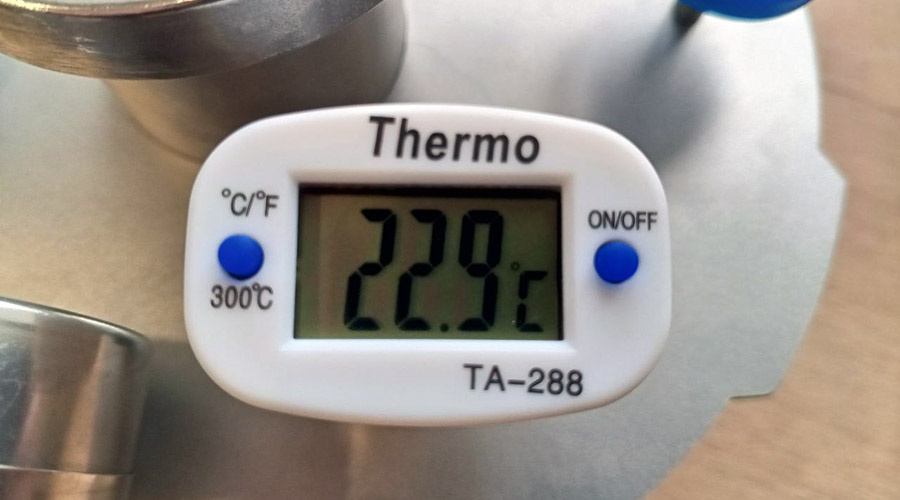    На фото: термометр автоклава Wein 2