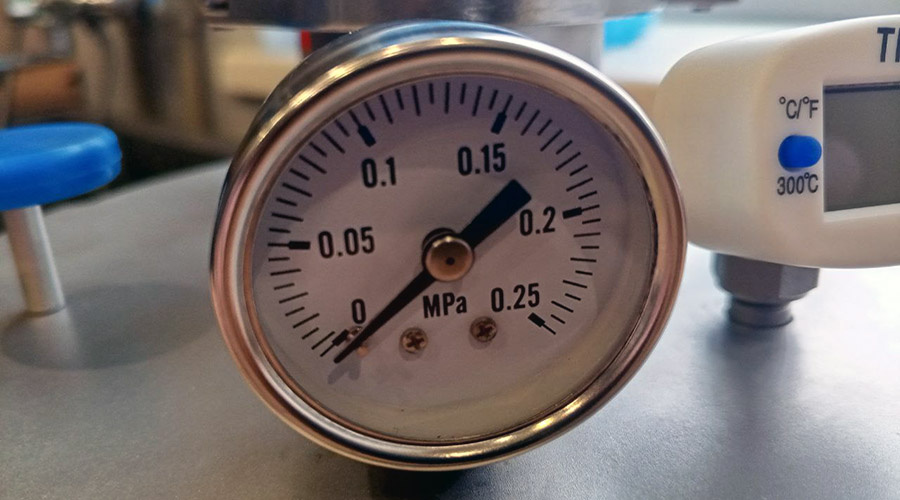    На фото: манометр автоклава Вейн 2