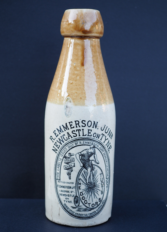Бутылка из под пива "The Doctor's Stout", производимого пивоварней R. Emmerson Jun’r. Ньюкасл-апон-Тайн. Фаянс. Конец 1880-х гг. Из коллекеции Веломузея Андрея Мятиева.