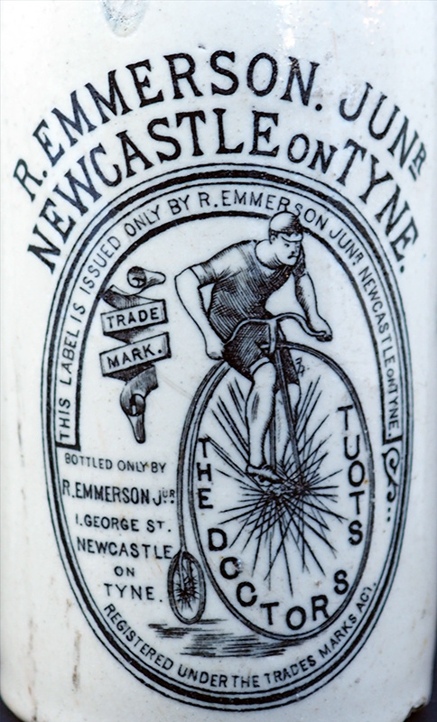 Бутылка из под пива "The Doctor's Stout", производимого пивоварней R. Emmerson Jun’r. Ньюкасл-апон-Тайн. Фаянс. Конец 1880-х гг. Из коллекеции Веломузея Андрея Мятиева.