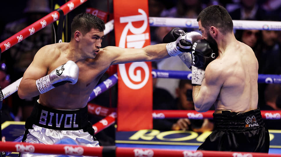 Дмитрий Бивол (слева) отказался от пояса WBC и звания абсолютного чемпиона мира ради третьего боя с Артуром Бетербиевым.📷Фото: Hamad I Mohammed / Reuters