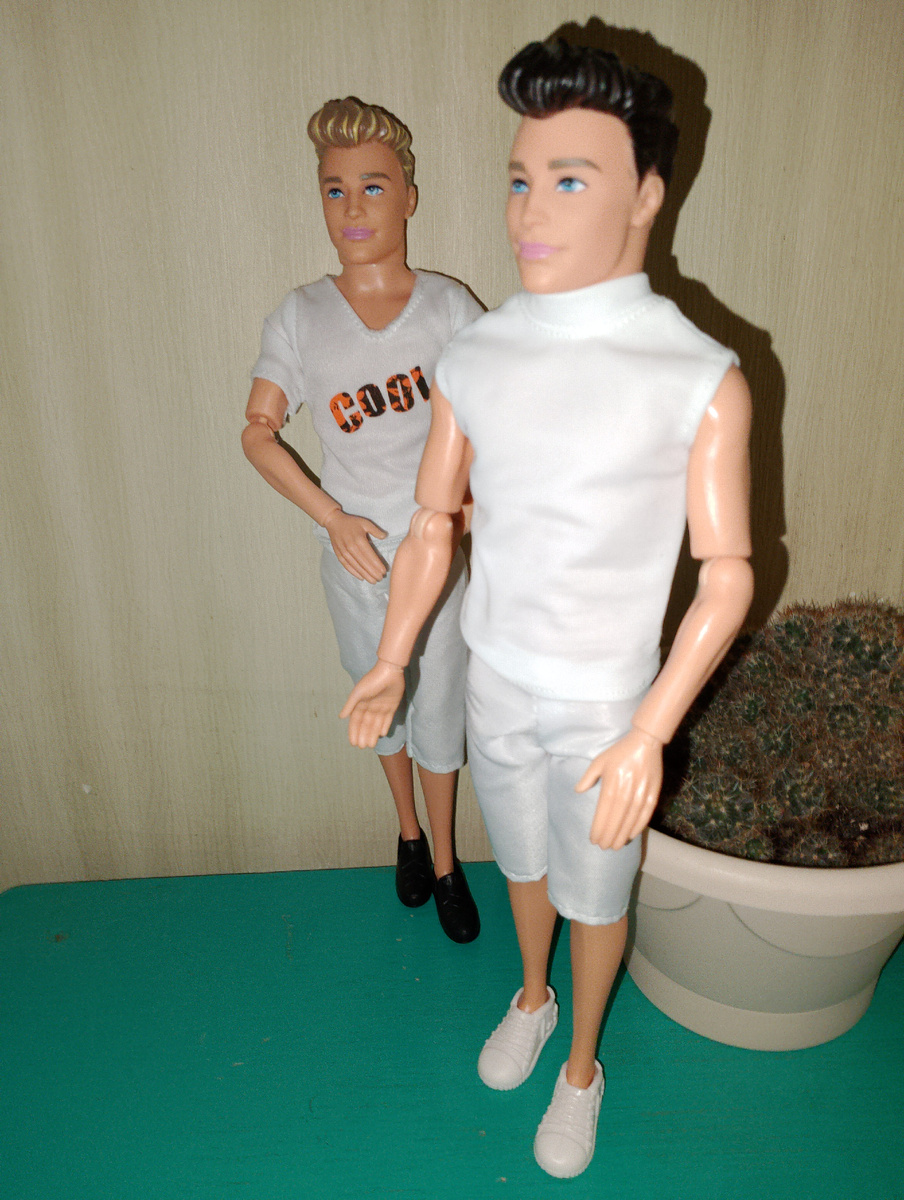 "Странно, мне кажется, он похож на меня"- подумали одновременно Андрей и Карлос