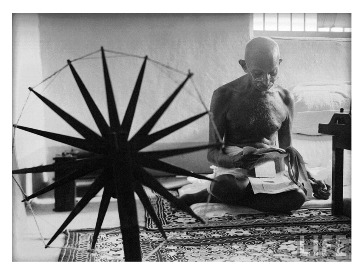 Снимок «Ганди с прялкой» не вошёл в материал, для которого снимался. В журнале он впервые появился в июне 1946-го в качестве небольшой иллюстрации к статье, в которой рассказывалось об увлечении Ганди народной медициной.В следующий раз, теперь уже гораздо крупнее, Life дал фотографию в феврале 1948-го, в номере, посвящённом памяти Махатмы, убитого 30 января. С тех пор работа Бурк-Уайт стала самым знаменитым, самым узнаваемым изображением