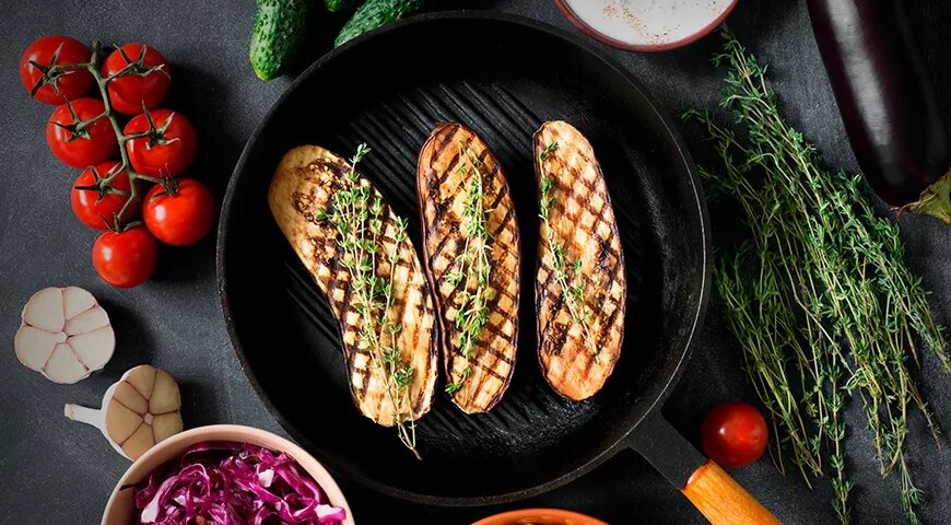   Баклажаны можно пожарить на сковороде-гриль. Аромата дыма не будет, зато сам процесс приготовления не потребует особых навыков (Shutterstock/FOTODOM)