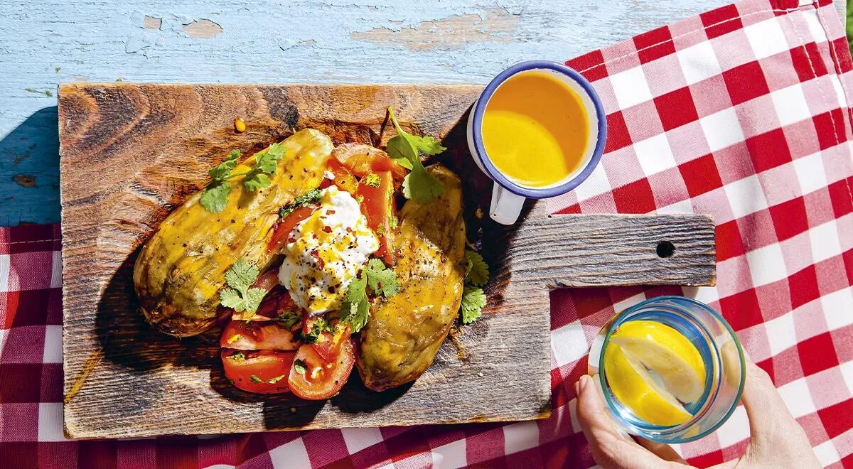 Баклажан на гриле с сыром страчателла и помидорами (gastronom.ru)  📷
