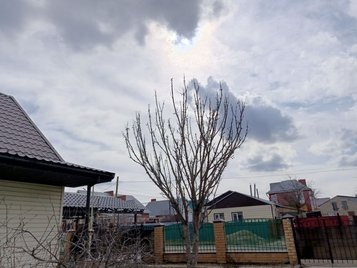 Солнышко хоть и среди тучек было, но грело очень хорошо.