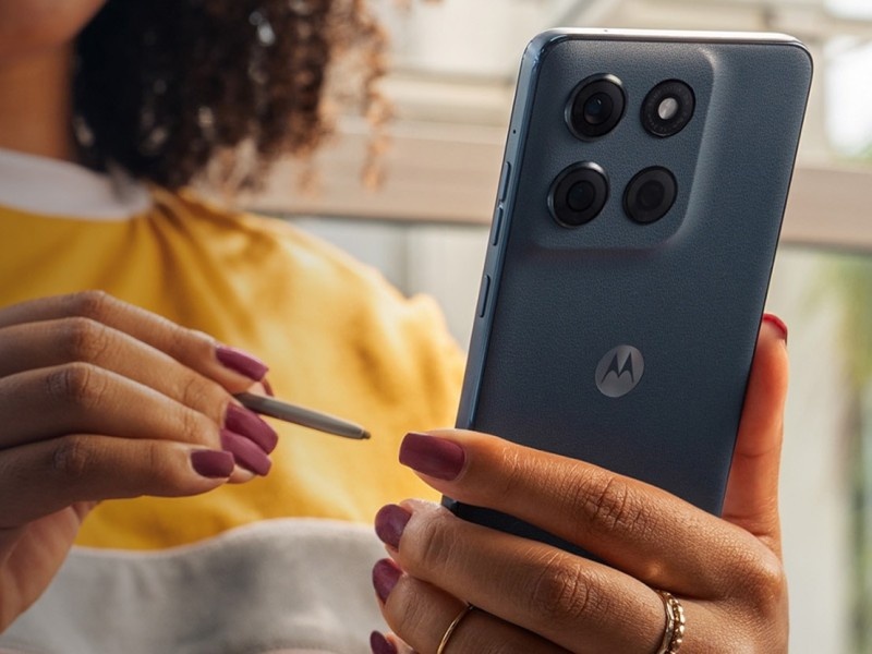    Motorola представила новый недорогой смартфон со стилусом