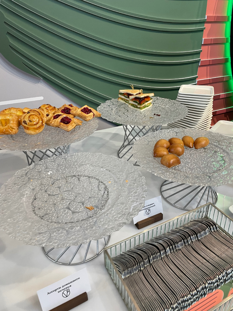 Слева сладкая выпечка, ее не брала, потом канапе закусочного типа и мини пирожки.