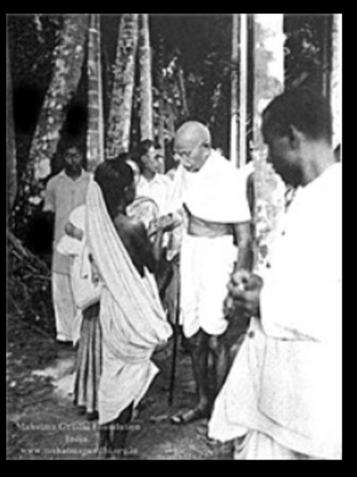 Ганди слушает выжившего в Ноахали, 1946