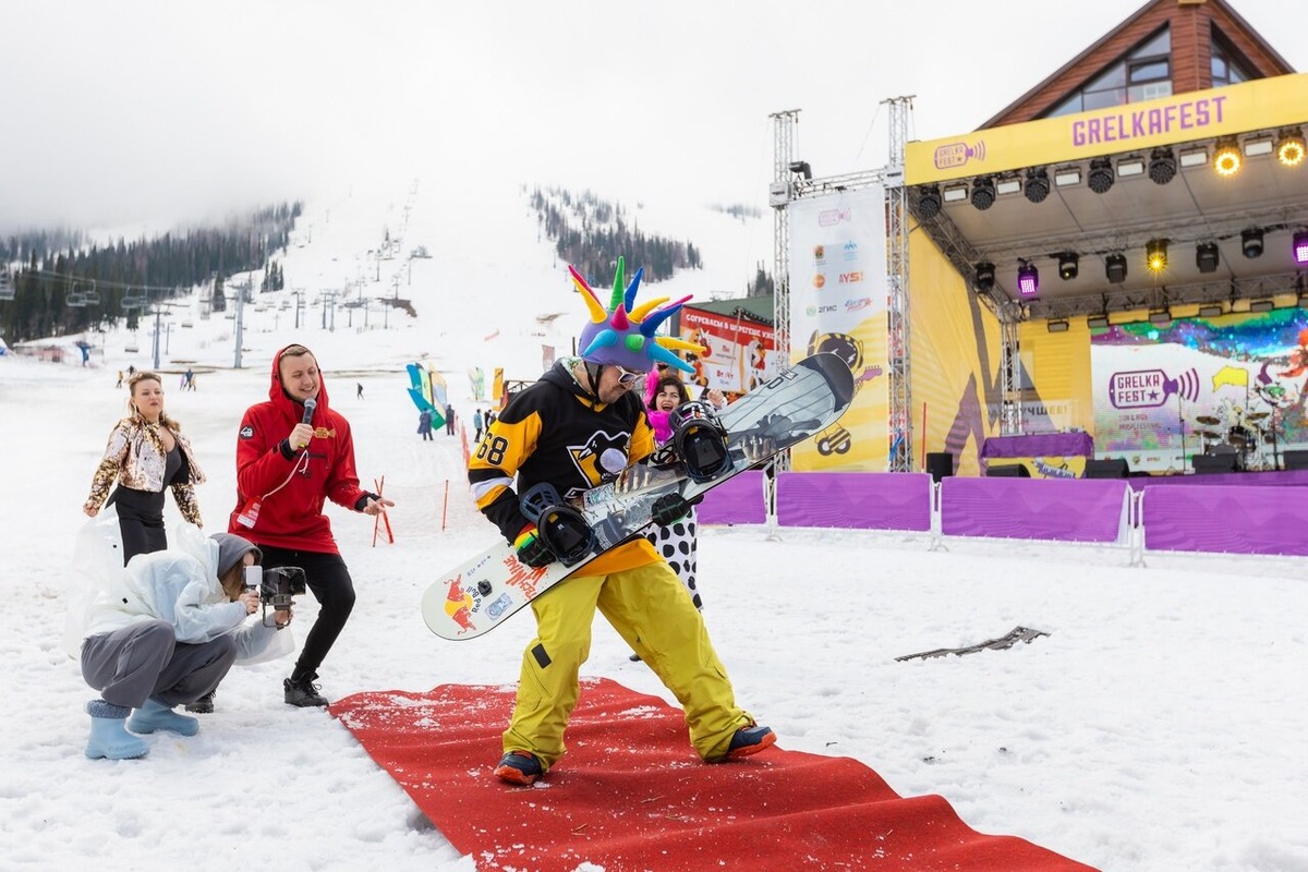 А ещё — прыжки на лыжах и сноубордах в бассейн, безумный чемпионат по чудаческим видам спорта, танцевальные батлы, конкурс «Miss Шерегеш» — здесь каждый найдёт, как оторваться на полную. Фото: Grelka Fest фотоальбом VK