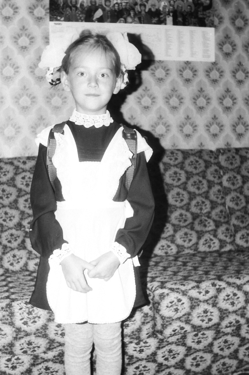 Над диваном висит календарь на 1989 год с историческими деятелями от Александра Невского до членов Политбюро. Найти бы его сейчас