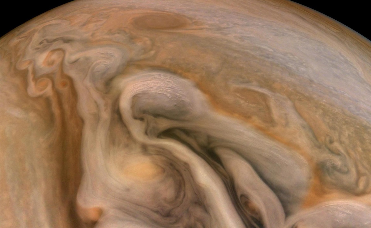 На Юпитере постоянно бушуют сильные бури с грозами. Буря — результат влажной конвекции в атмосфере, связанной с испарением и конденсацией воды / © NASA