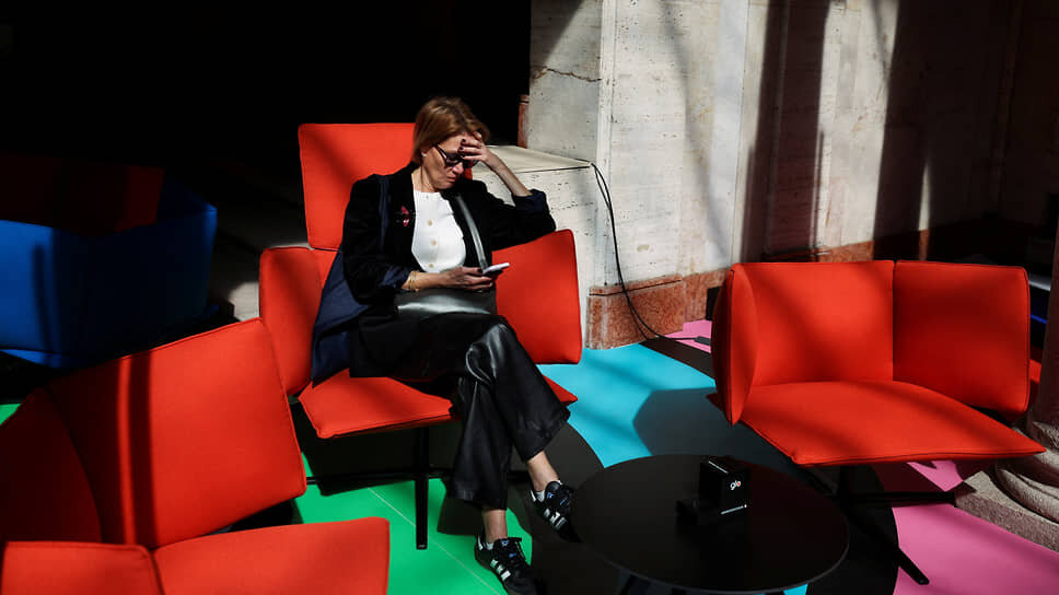 Женщина сидит на диване, который является частью инсталляции «Гиперпортал» художницы Микелы Пикки на выставке Fuorisalone.📷Фото: Claudia Greco / Reuters