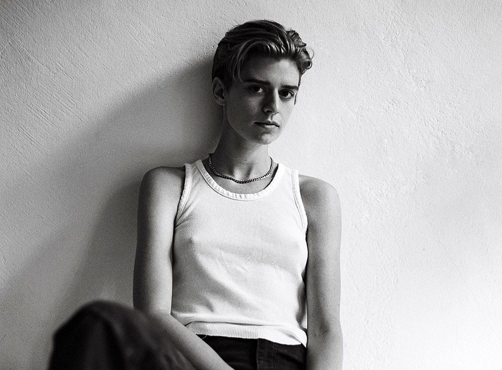 Если совсем по-простому, то андрогинность - это когда не совсем понятно, кто перед тобой - мужчина или женщина.